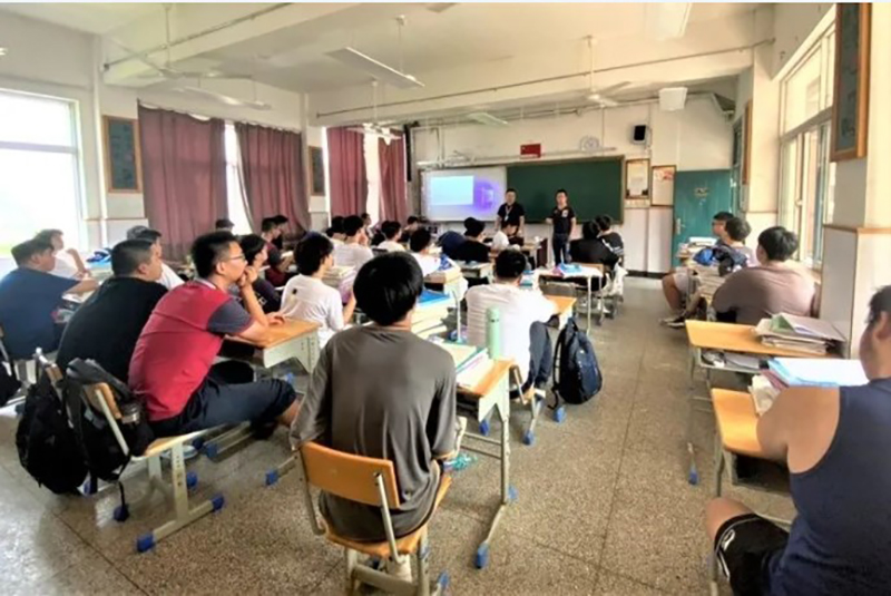 校企融合搭橋梁——工匠進(jìn)校上課啦！(圖1)