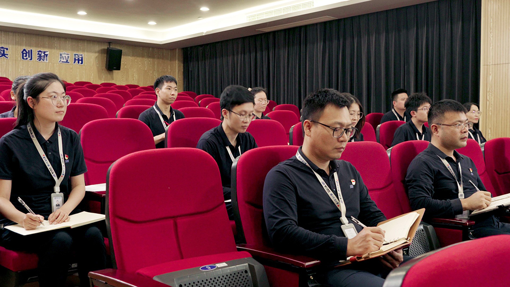 公司黨支部召開(kāi)接收預備黨員大會(huì )(圖1) 公司黨支部召開(kāi)接收預備黨員大會(huì )(圖1)