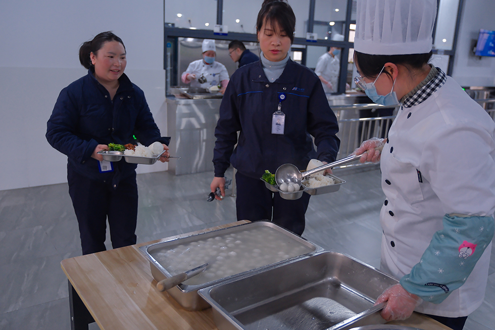 品八方風(fēng)味，享元宵喜樂(lè ) | 公司成功舉辦特產(chǎn)分享及元宵節活動(dòng) 品八方風(fēng)味，享元宵喜樂(lè )。2月12日，傳統元宵佳節，公司在食堂精心組織了“吃湯圓、賞花燈、品特產(chǎn)、投球贏(yíng)獎品”等一系列元宵活動(dòng)，節日氛圍濃厚(圖3)