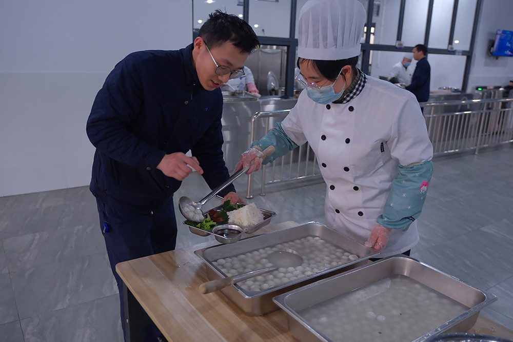 品八方風(fēng)味，享元宵喜樂(lè ) | 公司成功舉辦特產(chǎn)分享及元宵節活動(dòng) 品八方風(fēng)味，享元宵喜樂(lè )。2月12日，傳統元宵佳節，公司在食堂精心組織了“吃湯圓、賞花燈、品特產(chǎn)、投球贏(yíng)獎品”等一系列元宵活動(dòng)，節日氛圍濃厚(圖4)