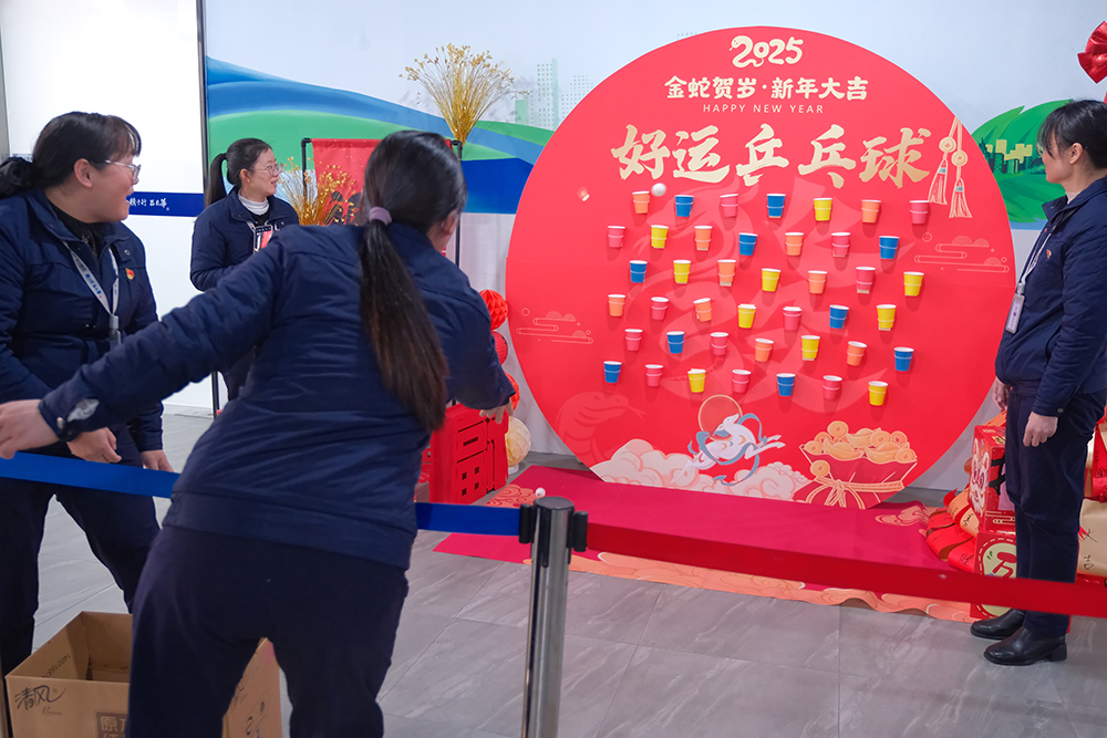 品八方風(fēng)味，享元宵喜樂(lè ) | 公司成功舉辦特產(chǎn)分享及元宵節活動(dòng) 品八方風(fēng)味，享元宵喜樂(lè )。2月12日，傳統元宵佳節，公司在食堂精心組織了“吃湯圓、賞花燈、品特產(chǎn)、投球贏(yíng)獎品”等一系列元宵活動(dòng)，節日氛圍濃厚(圖9)